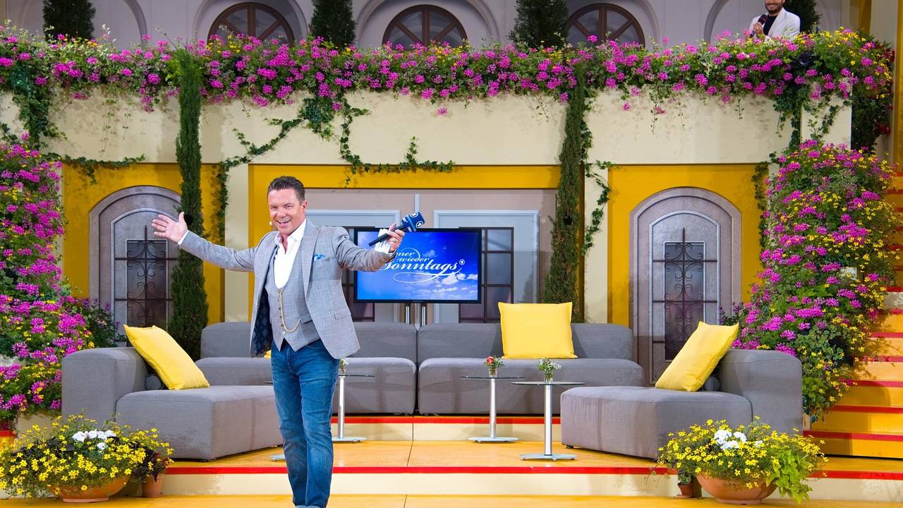 Stefan Mross aus moderiert die ARD-Fernsehsendung "Immer wieder Sonntags" aus dem Europa-Park und begrüßt freudig die Zuschauer.