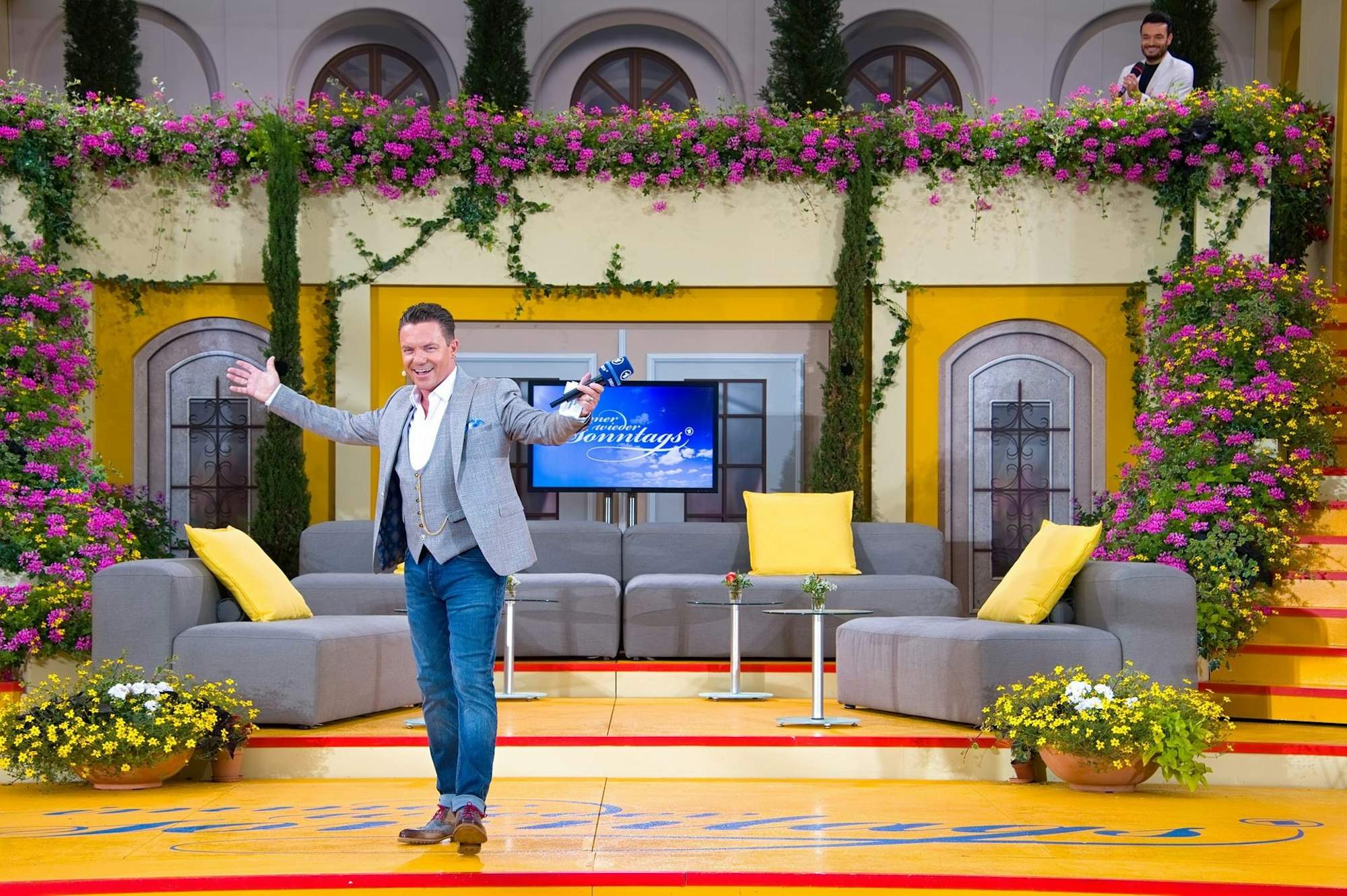 Stefan Mross aus moderiert die ARD-Fernsehsendung "Immer wieder Sonntags" aus dem Europa-Park und begrüßt freudig die Zuschauer.