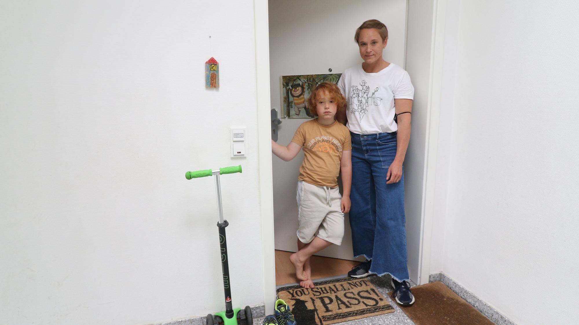 Julian (8) und seine Mutter Hanna Raven (40) stehen an ihrer Wohnungstür in Köln-Nippes. Julian muss seit dem 30. Juni unter Quarantäne, weil ein Mitschüler positiv auf Corona getestet worden war.