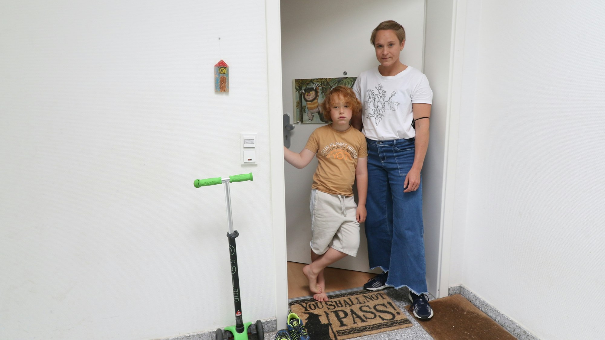 Julian (8) und seine Mutter Hanna Raven (40) stehen an ihrer Wohnungstür in Köln-Nippes. Julian muss seit dem 30. Juni unter Quarantäne, weil ein Mitschüler positiv auf Corona getestet worden war.