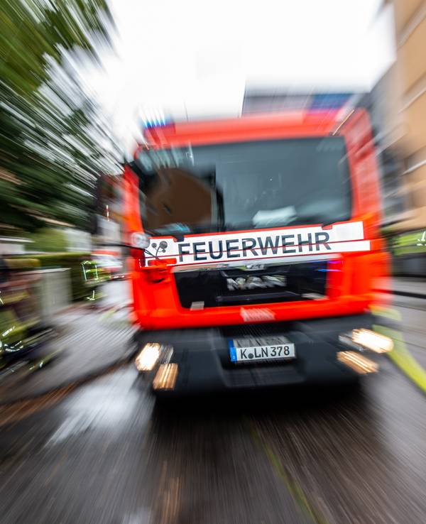 Ein Feuerwehrfahrzeug steht in einer Straße.