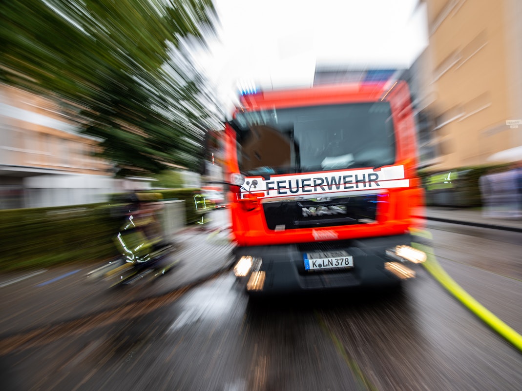 Feuerwehrfahrzeug im Einsatz Köln 01.08.2020 Foto: Uwe Weiser