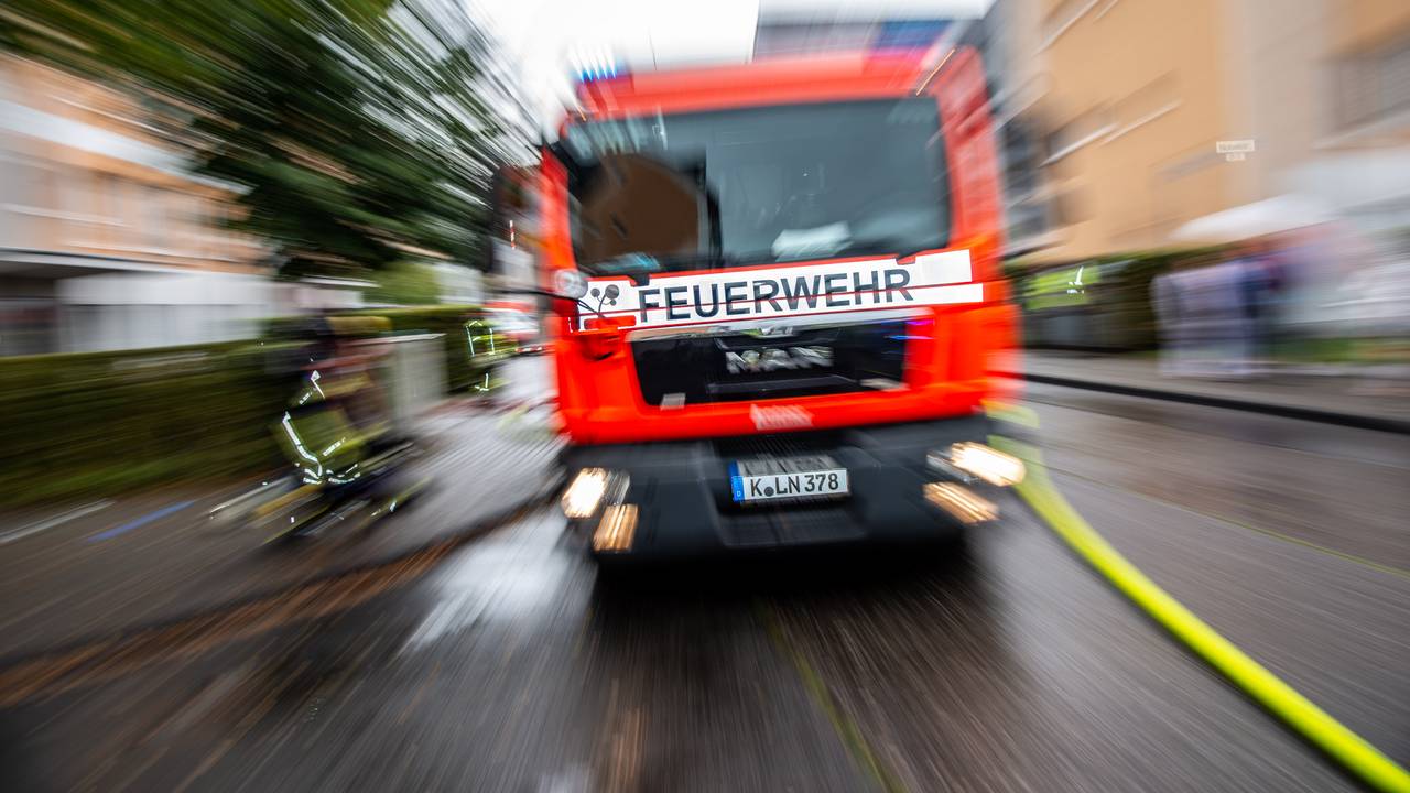 Ein Feuerwehrfahrzeug steht in einer Straße.
