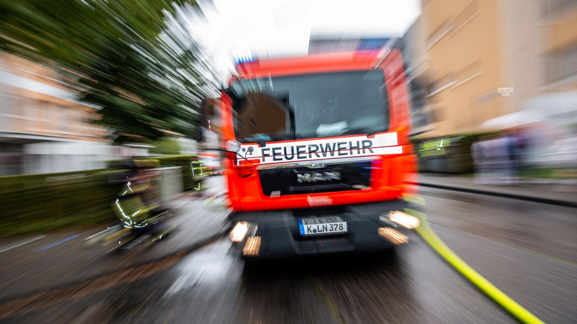 Ein Feuerwehrfahrzeug im Einsatz in Köln.
