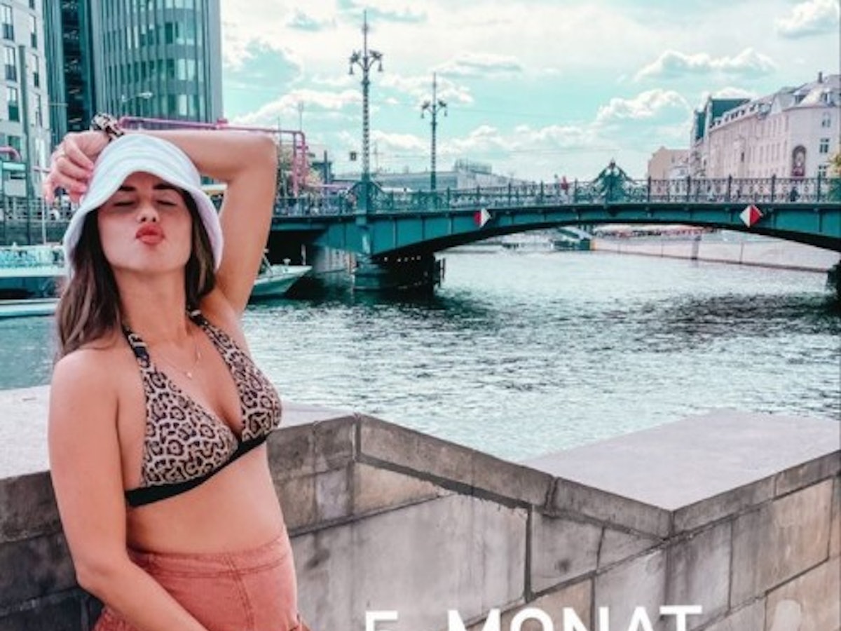 Sarah Engels postete einen Schnappschuss aus Berlin mit Babybauch und Leo-Top postete am 28. Juni vor der Spree.