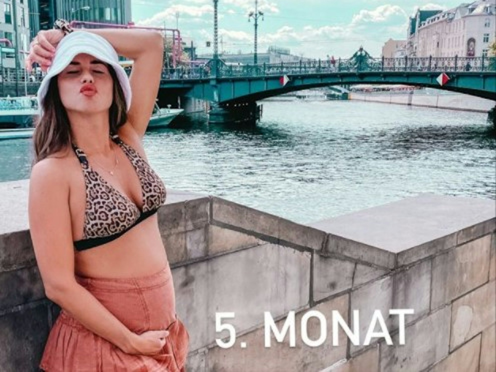 Sarah Engels postete einen Schnappschuss aus Berlin mit Babybauch und Leo-Top postete am 28. Juni vor der Spree.