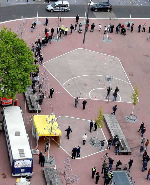 Der Impfbus steht in Köln-Chorweiler auf dem Liverpooler Platz. Der Andrang der Menschen im Bezirk ist groß.