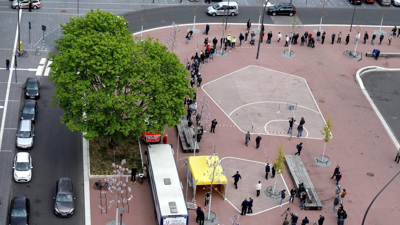 Der Impfbus steht in Köln-Chorweiler auf dem Liverpooler Platz. Der Andrang der Menschen im Bezirk ist groß.
