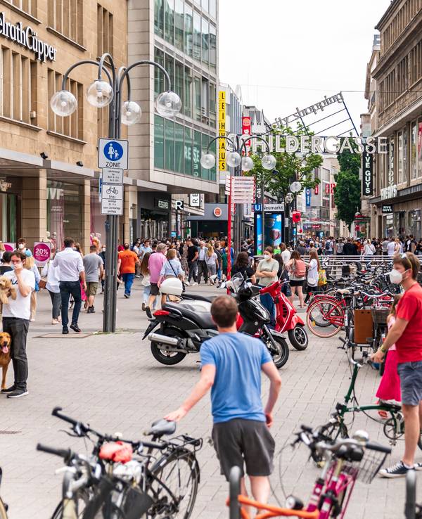 Menschen bewegen sich in der vollen Kölner Innenstadt. Aktuell soll die Kundschaft jedoch durch aggressive Drogenabhängige verschreckt sein.