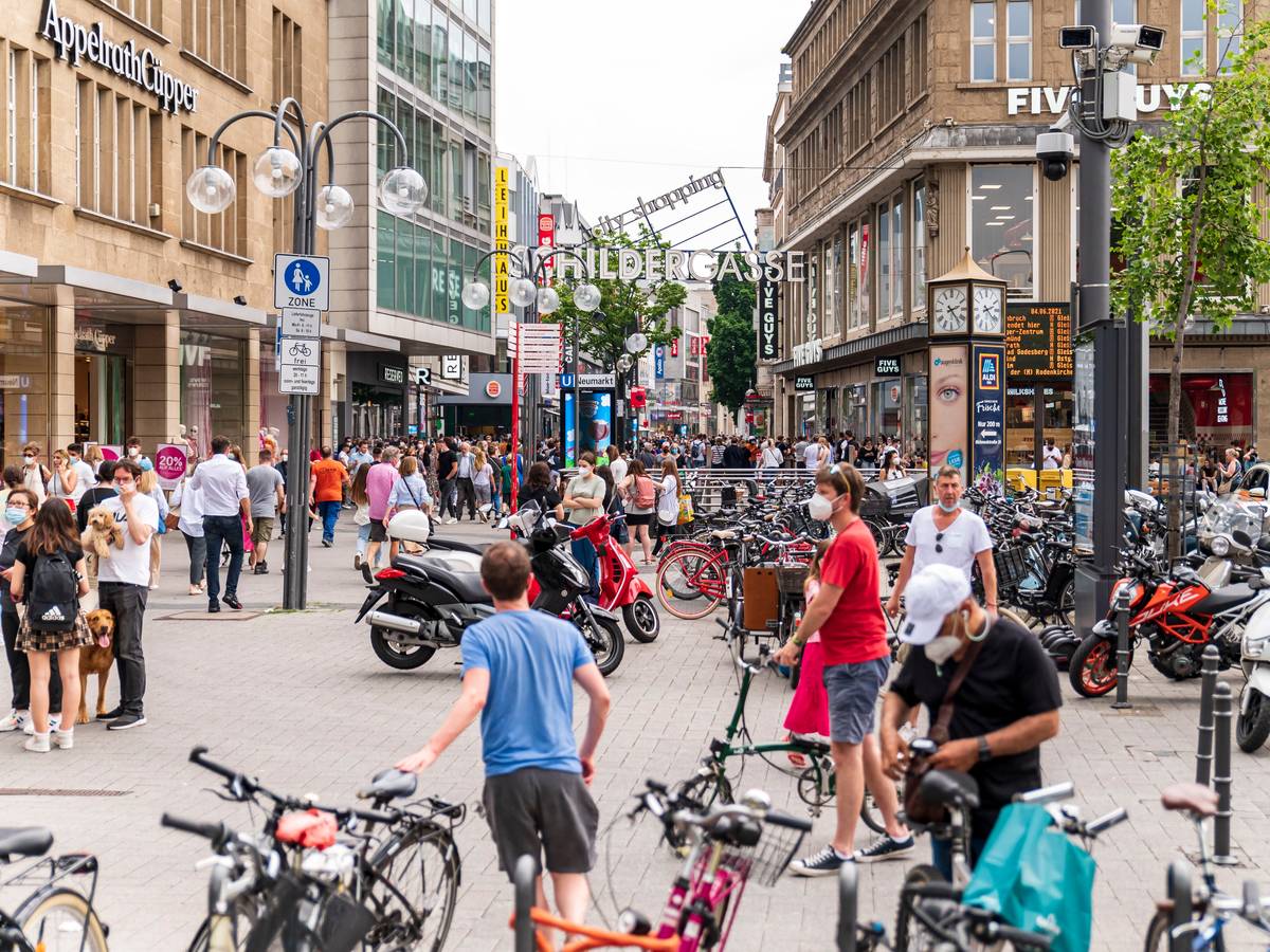 Menschen bewegen sich in der vollen Kölner Innenstadt. Aktuell soll die Kundschaft jedoch durch aggressive Drogenabhängige verschreckt sein.