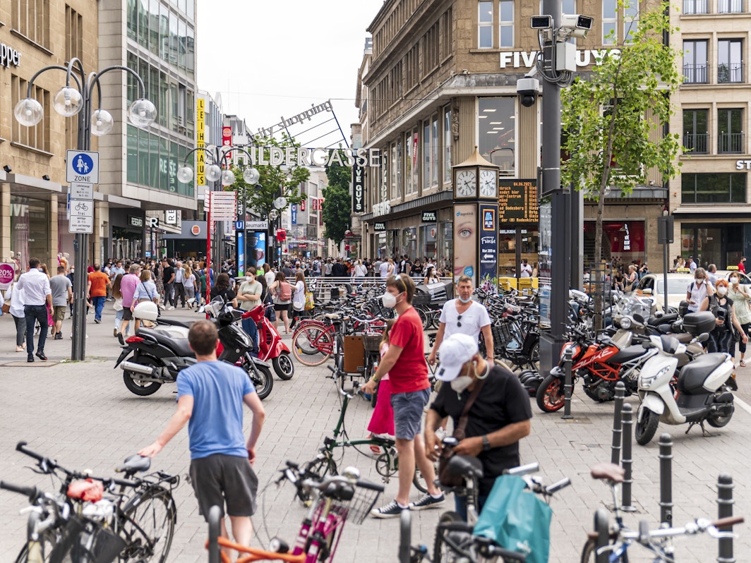 Menschen bewegen sich in der vollen Kölner Innenstadt. Aktuell soll die Kundschaft jedoch durch aggressive Drogenabhängige verschreckt sein.