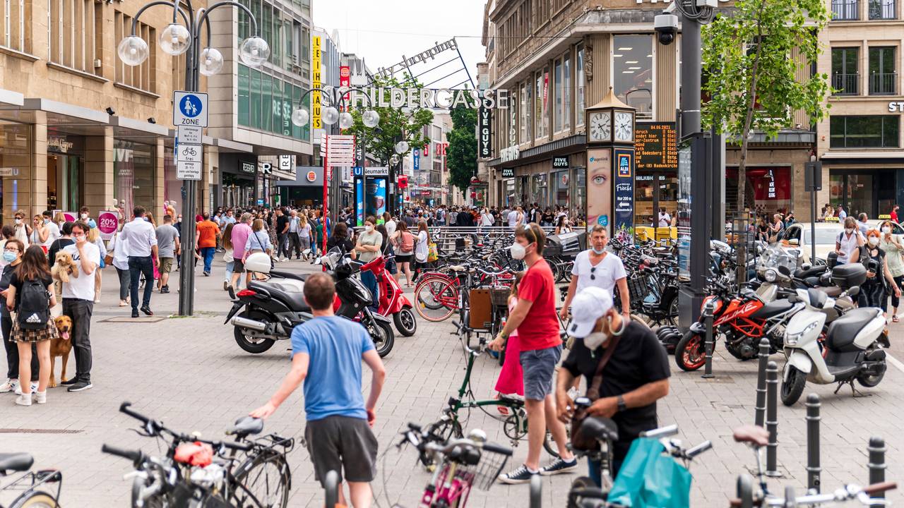 Menschen bewegen sich in der vollen Kölner Innenstadt. Aktuell soll die Kundschaft jedoch durch aggressive Drogenabhängige verschreckt sein.