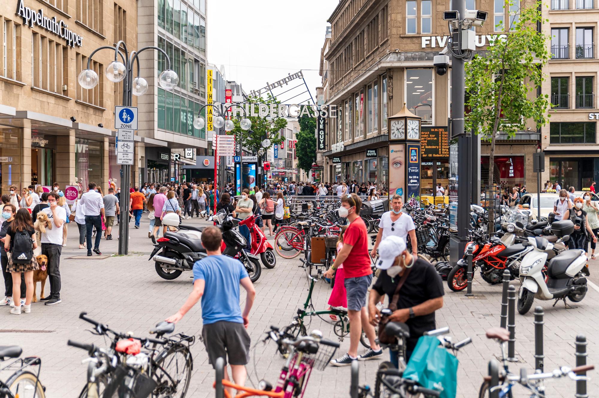 Menschen bewegen sich in der vollen Kölner Innenstadt. Aktuell soll die Kundschaft jedoch durch aggressive Drogenabhängige verschreckt sein.