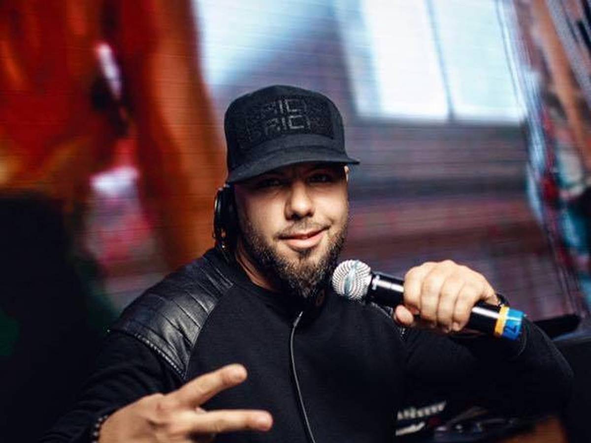 Der Kölner DJ Stutter, bürgerlich Deniz Köse, posiert 2018 in Köln. Er wurde am 6. Juli 2020 bei einer Polizeikontrolle in Köln von einem Beamten bedroht.