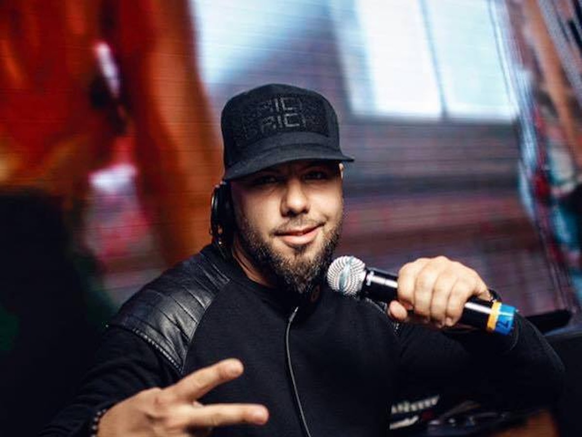 Der Kölner DJ Stutter, bürgerlich Deniz Köse, posiert 2018 in Köln. Er wurde am 6. Juli 2020 bei einer Polizeikontrolle in Köln von einem Beamten bedroht.