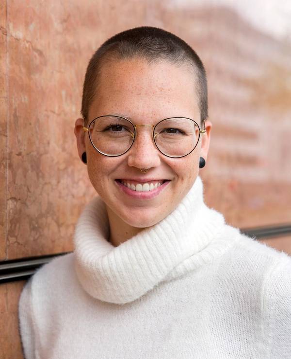 Sängerin Stefanie Heinzmann lehnt an einer Wand im Kölner Hotel Savoy.