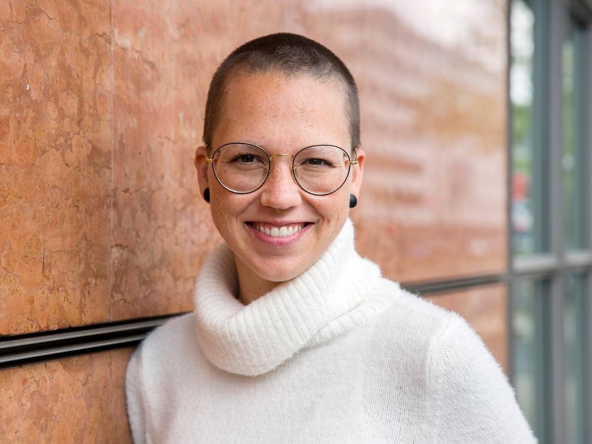 Sängerin Stefanie Heinzmann lehnt an einer Wand im Kölner Hotel Savoy.