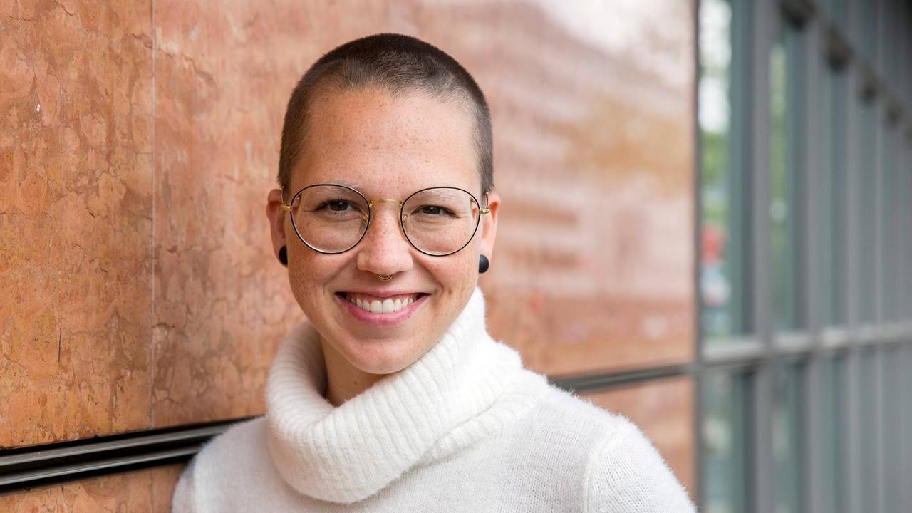 Sängerin Stefanie Heinzmann lehnt an einer Wand im Kölner Hotel Savoy.