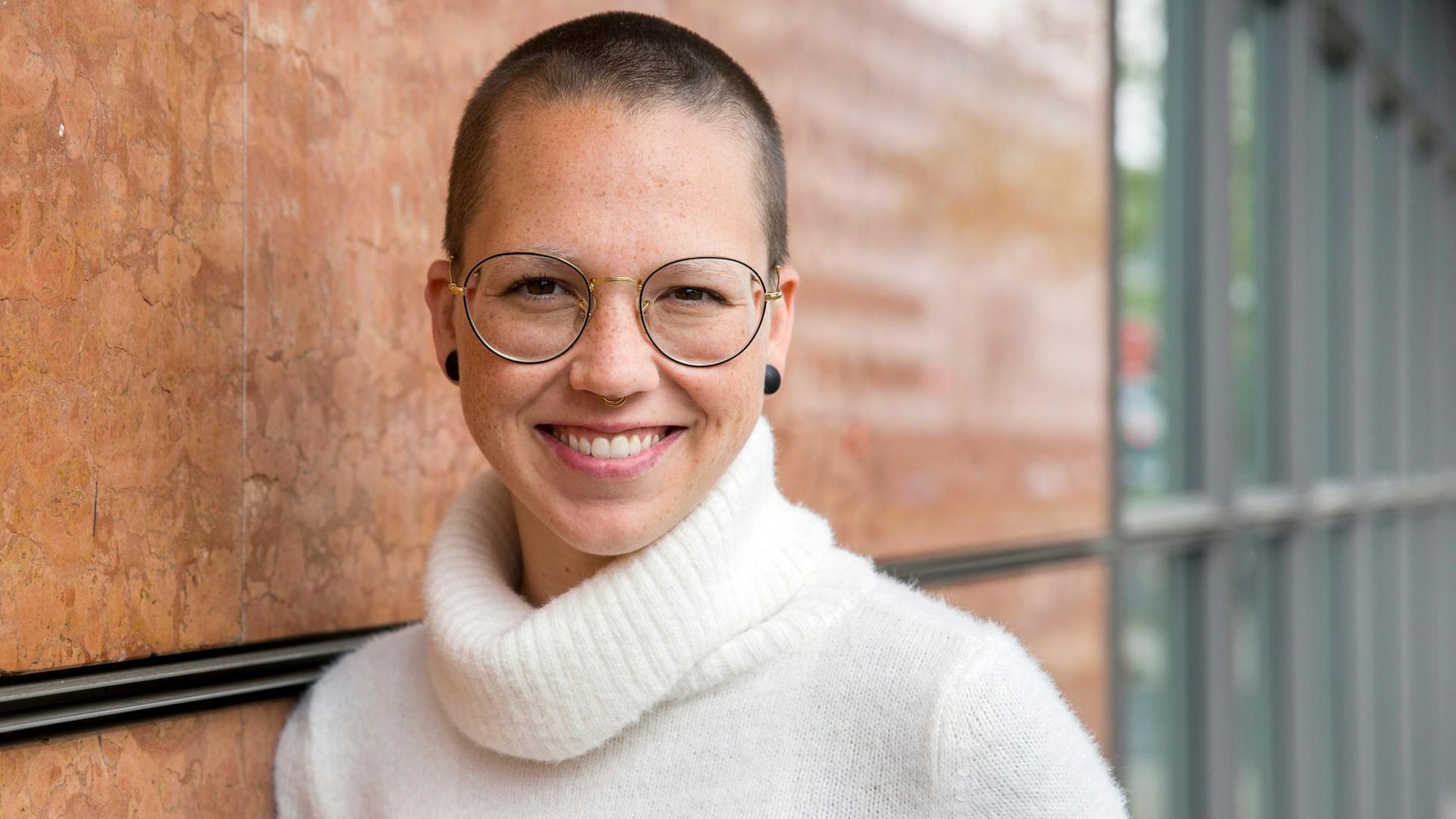 Sängerin Stefanie Heinzmann lehnt an einer Wand im Kölner Hotel Savoy.