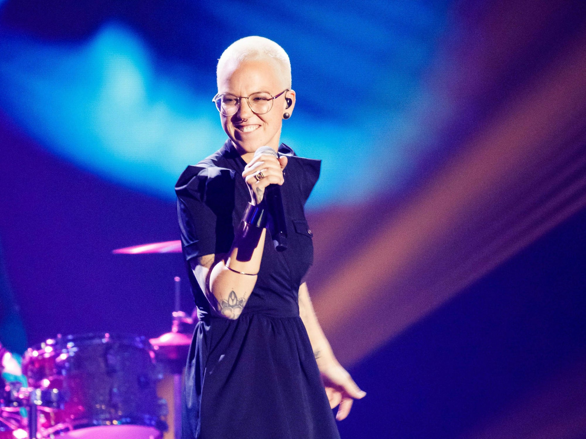 Die Musikerin Stefanie Heinzmann tritt während einer TV-Aufzeichnung auf. Sie trägt selbstbewusst ihre sehr kurzen Haare.