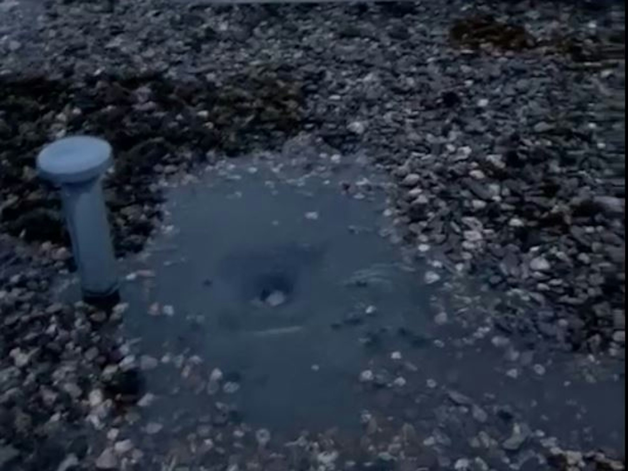 In Köln-Seeberg kam es in dem Gebäude Heinrich-Billstein-Straße zu einem Wasserschaden durch Regenwasser, das durch das Dach eingedrungen war.