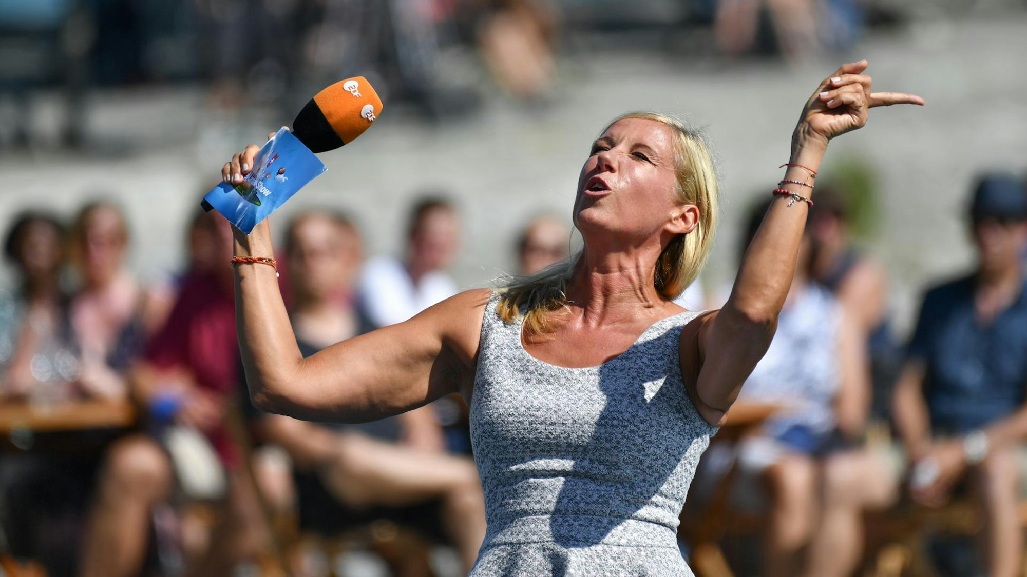 Moderatorin Andrea Kiewel ruft 2016 in Konstanz (Baden-Württemberg) bei der Aufzeichnung der ZDF-Sendung «Die große Drei-Länder-Show» wegen technischen Problemen ohne Mikrofon zum Publikum.