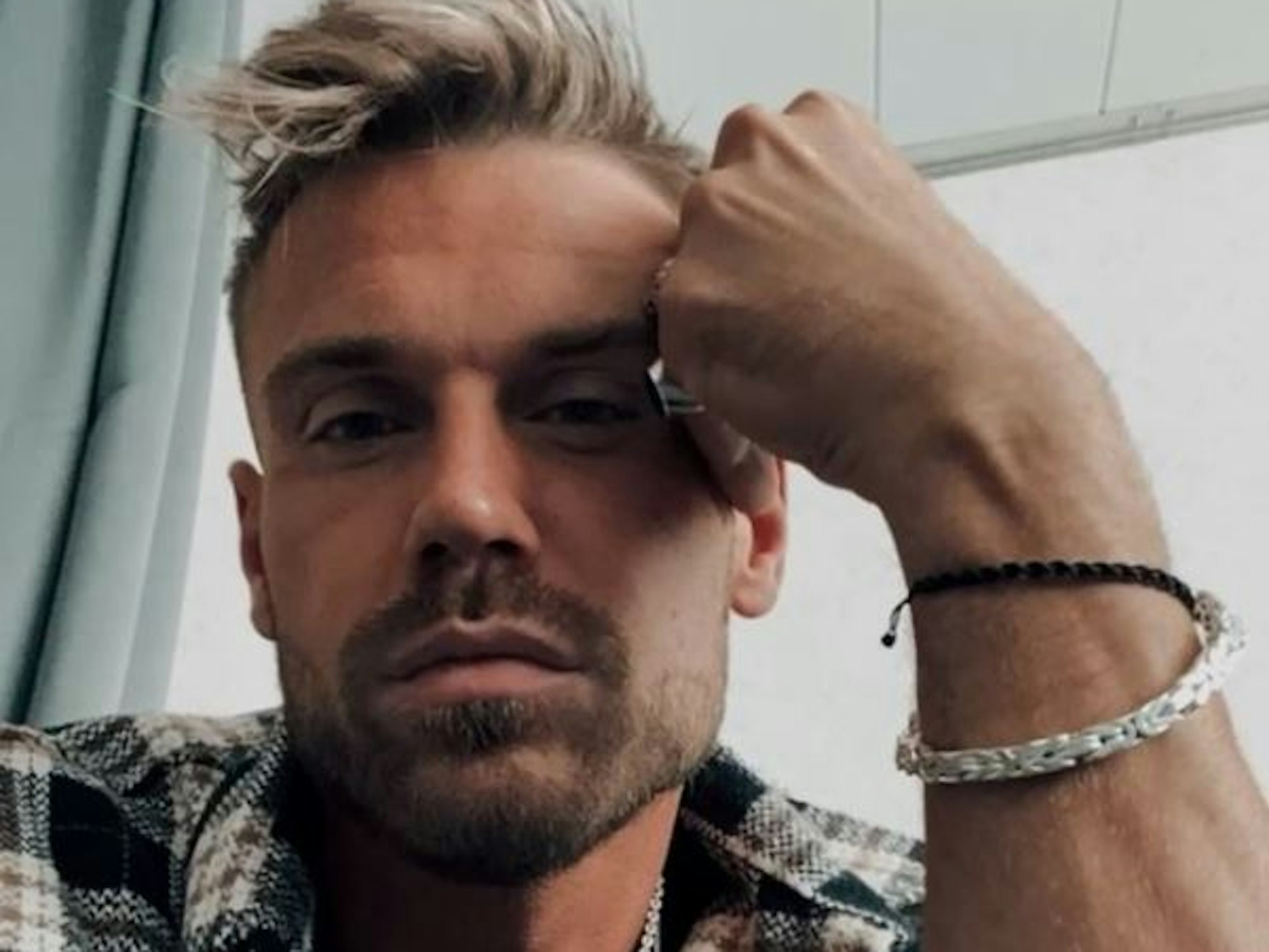 Chris Broy, Reality-TV-Show-Kandidat, postet ein Selfie von sich auf Instagram. Er blickt lässig in die Kamera. Broy ist Kandidat von „Kampf der Realitystars“.