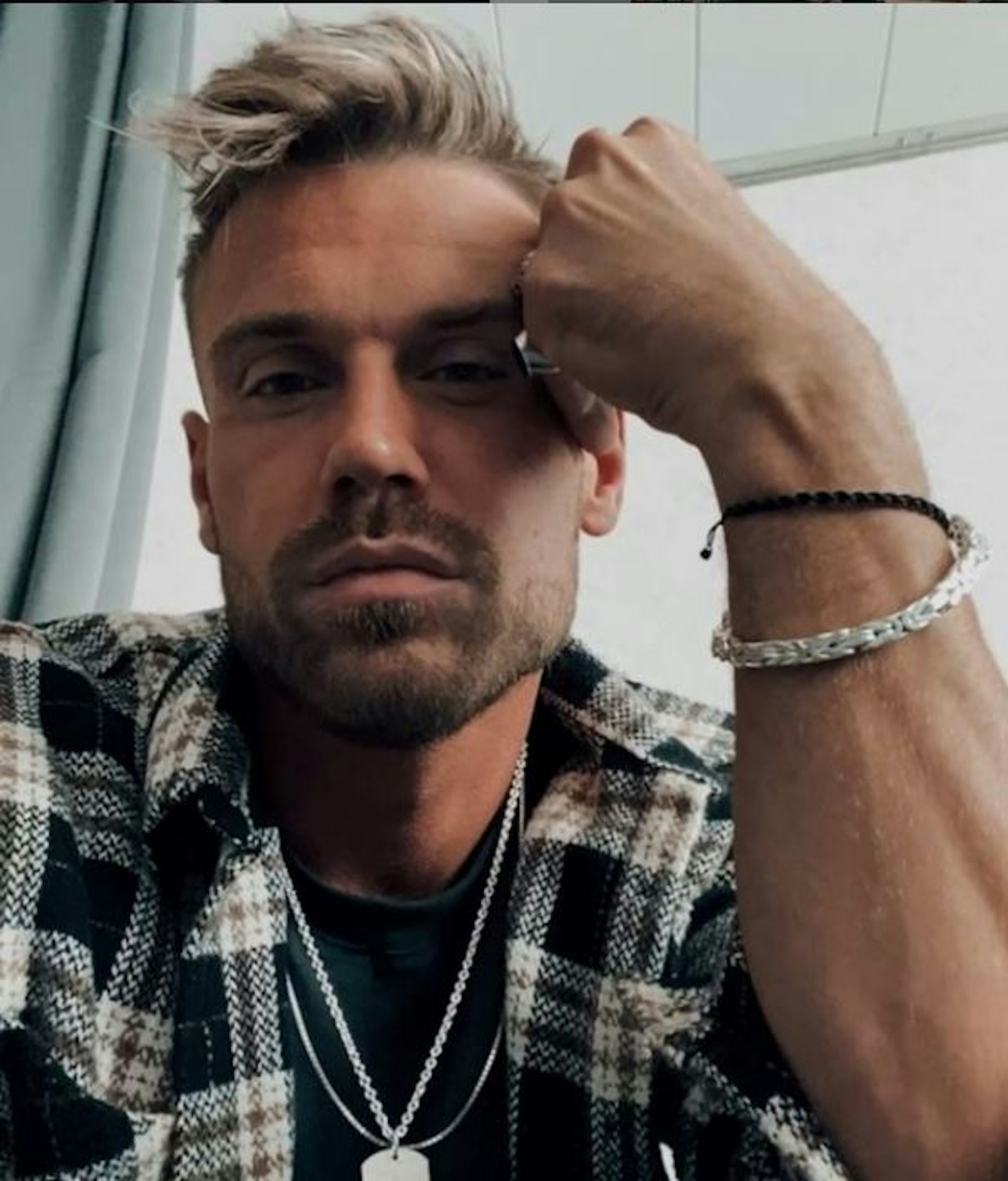 Chris Broy stützt den Kopf auf die Hand auf einem Instagram-Selfie von Mai 2021.