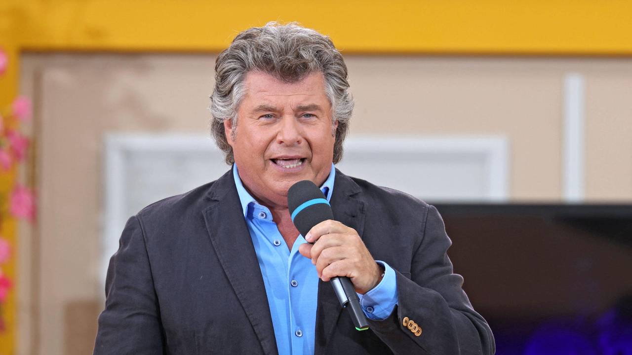 Sänger Andy Borg singt während der ARD - Unterhaltungsshow "Immer wieder Sonntags" am 04.07.2021 im Europapark Rust. Er sorgte mit einem Auftritt für Lacher im Netz.
