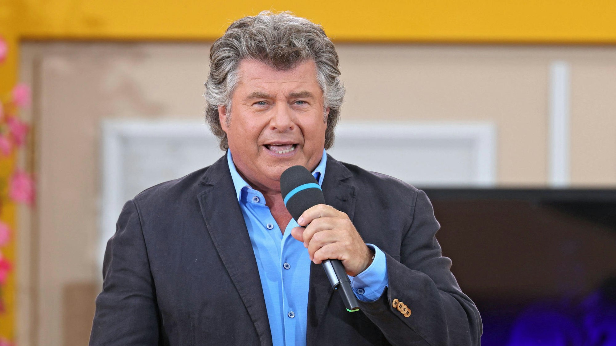 Sänger Andy Borg singt während der ARD - Unterhaltungsshow "Immer wieder Sonntags" am 04.07.2021 im Europapark Rust. Er sorgte mit einem Auftritt für Lacher im Netz.