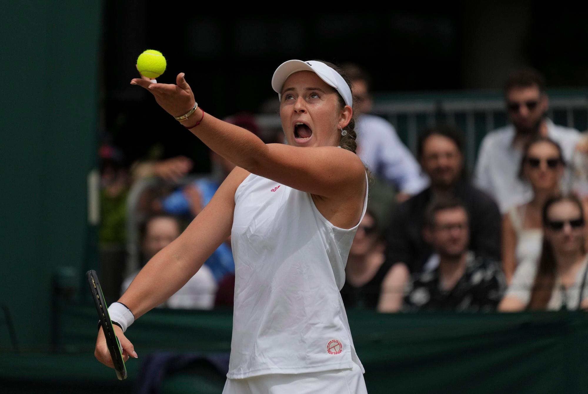 Jelena Ostapenko schlägt gegen Ajla Tomljanovic auf.