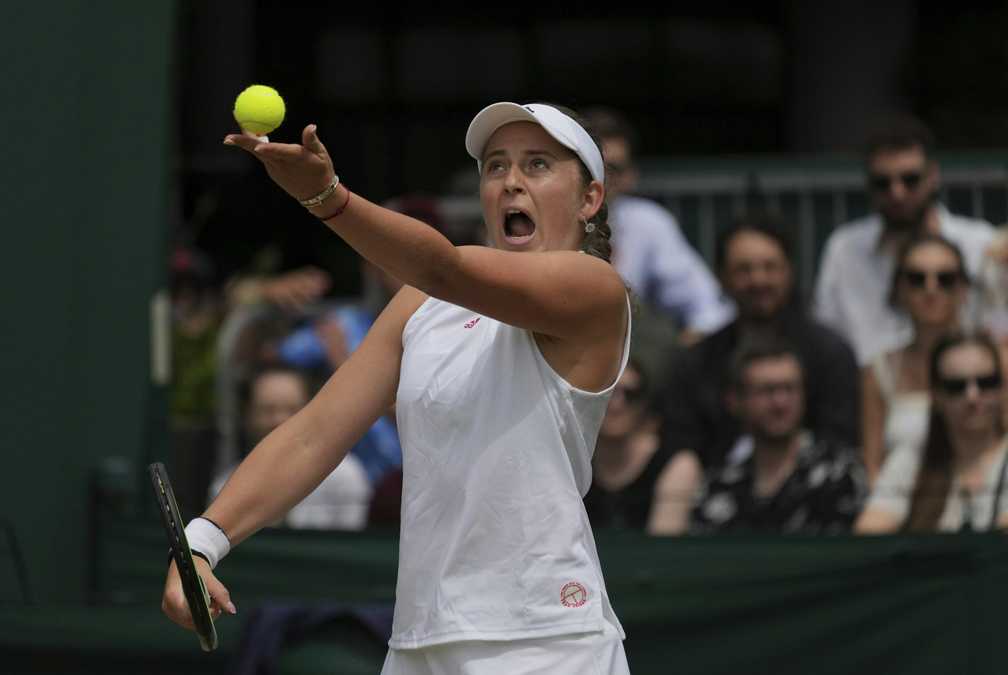 Jelena Ostapenko schlägt gegen Ajla Tomljanovic auf.