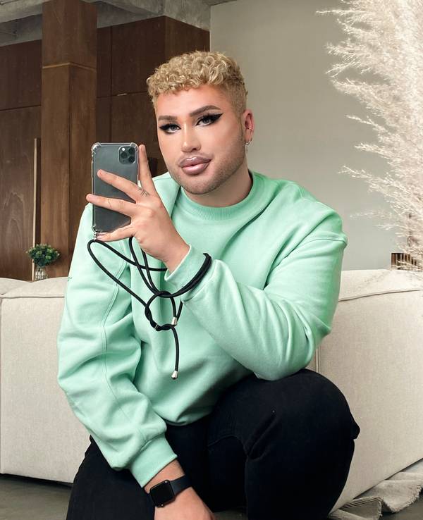 Auf dem Foto ist der Kölner Influencer David Lovric (24) geschminkt mit seinem Smartphone abgebildet.