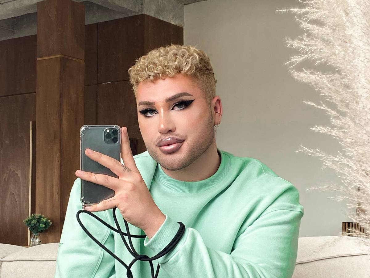 Auf dem Foto ist der Kölner Influencer David Lovric (24) geschminkt mit seinem Smartphone abgebildet.