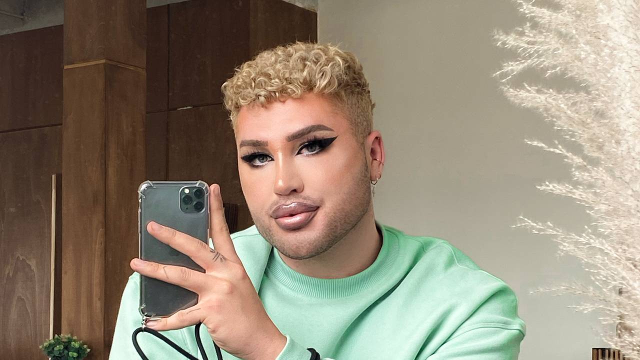 Auf dem Foto ist der Kölner Influencer David Lovric (24) geschminkt mit seinem Smartphone abgebildet.
