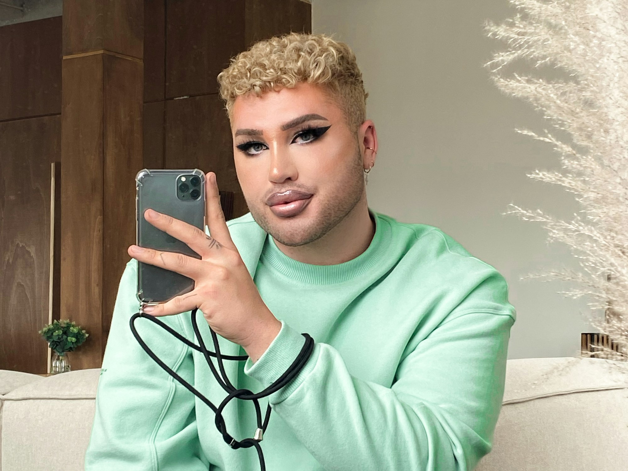 David Lovric knipst ein Foto von sich