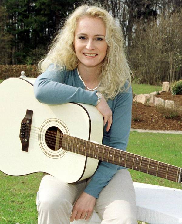 Die deutsche Grand Prix-Gewinnerin Nicole ("Ein bisschen Frieden", Archivfoto vom 09.04.2002) hält eine weiße Gitarre in ihrer Hand. Ein Gericht verbietet eine Schlager-CD mit Aufnahmen von Nicole und Costa Cordalis.