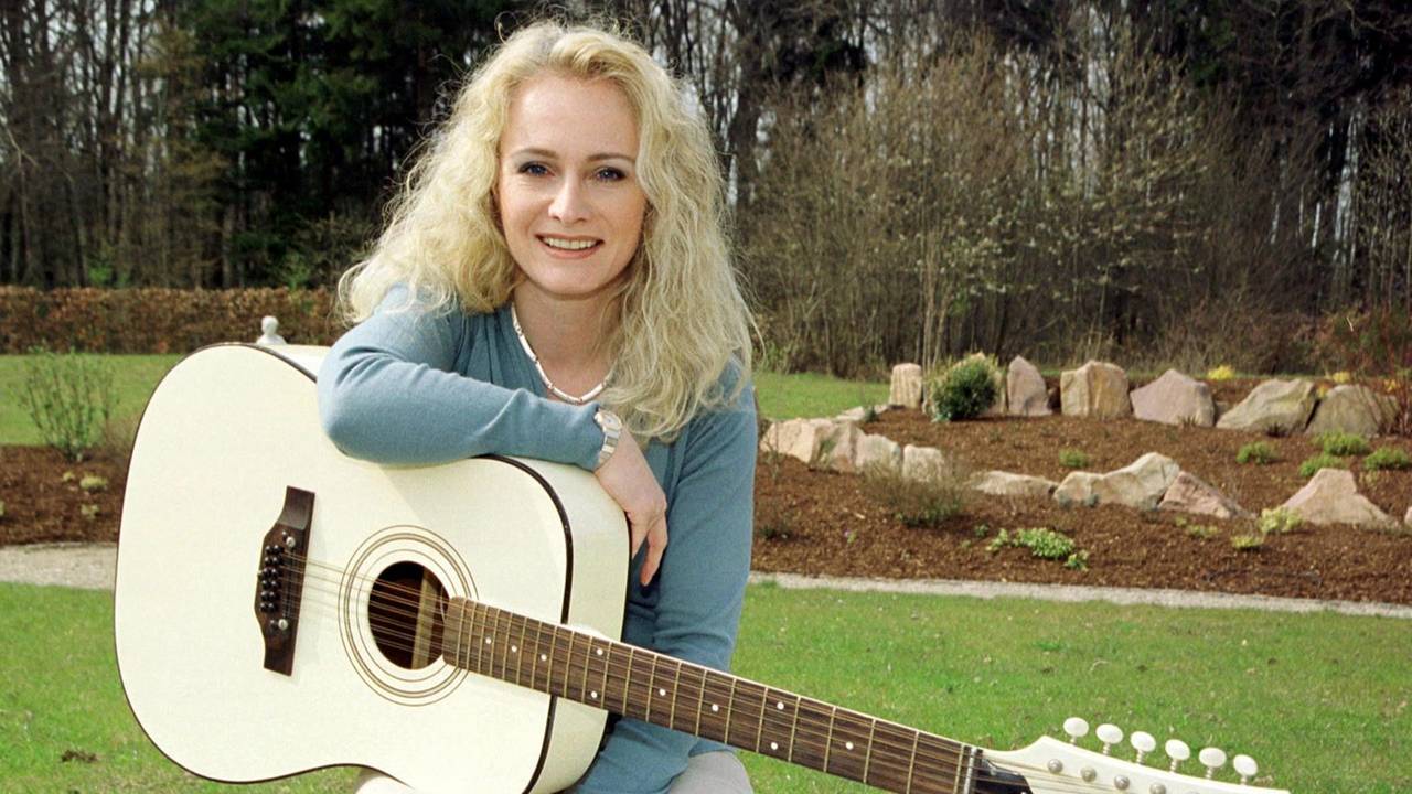 Die deutsche Grand Prix-Gewinnerin Nicole ("Ein bisschen Frieden", Archivfoto vom 09.04.2002) hält eine weiße Gitarre in ihrer Hand. Ein Gericht verbietet eine Schlager-CD mit Aufnahmen von Nicole und Costa Cordalis.