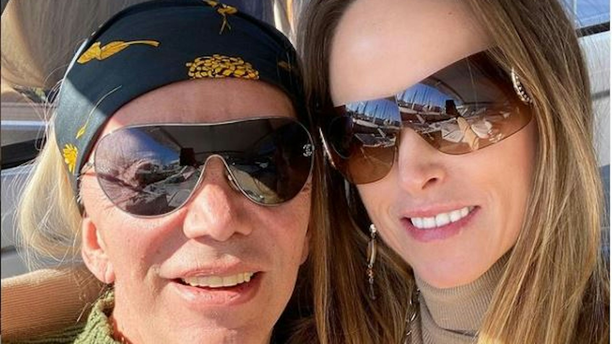 Die Goodbye Deutschland Auswanderer Alicia (l.) und Nickie King.
Das Foto postetet sie am 26. Januar 2021 auf ihrer Instagram-Seite, beide umarmen sich darauf, tragen Sonnenbrille. Sie wanderten von Düsseldorf nach Cannes aus.