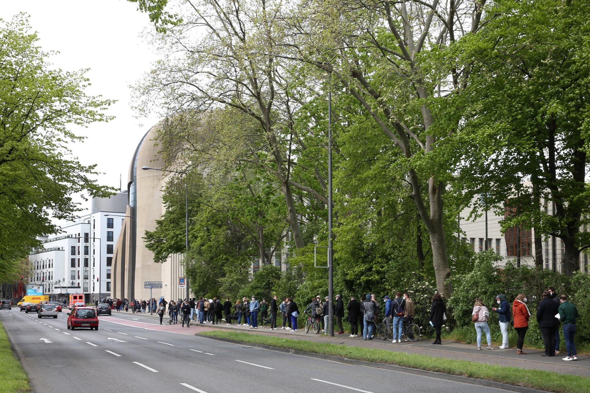 Lange Warteschlange in Köln vor der Zentralmoschee am 8. Mai 2021.