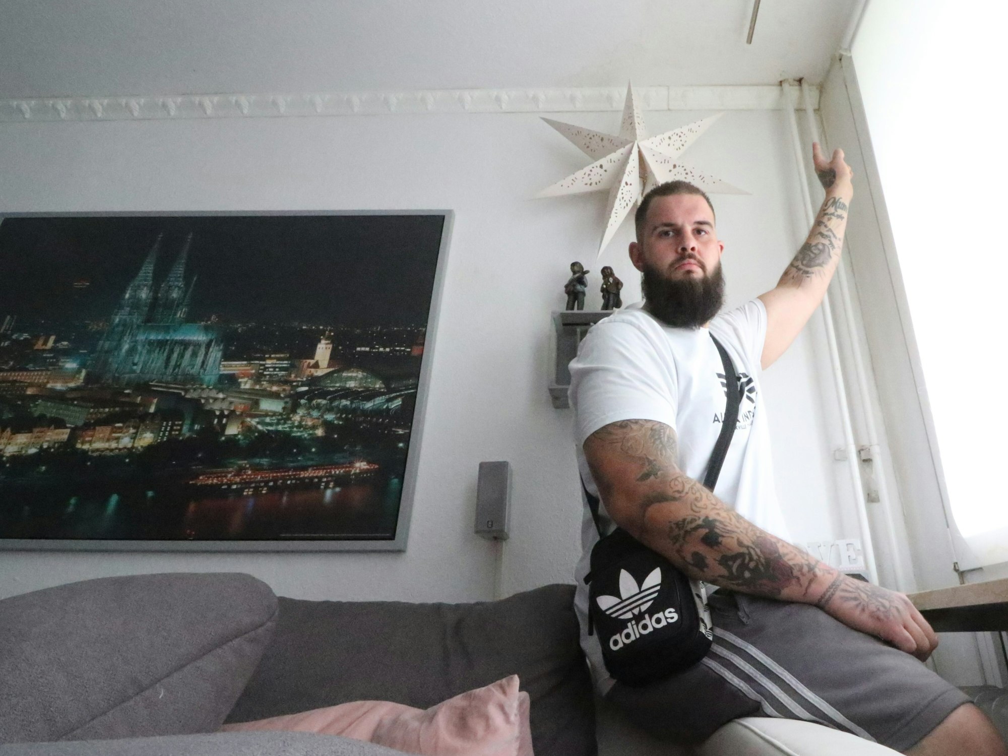 Mieter Dennis Linnartz zeigt auf eine undichte Stelle in seiner Wohnung.