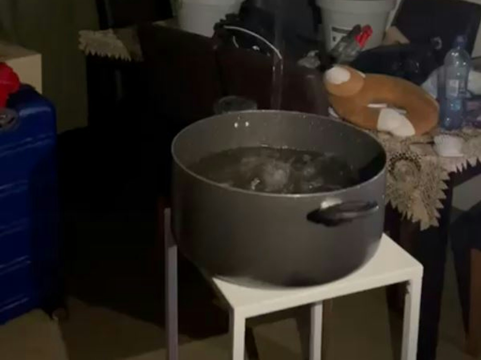 Nach dem Wasserschaden behelfen sich Mieter mit Töpfen, um das Wasser aufzufangen.