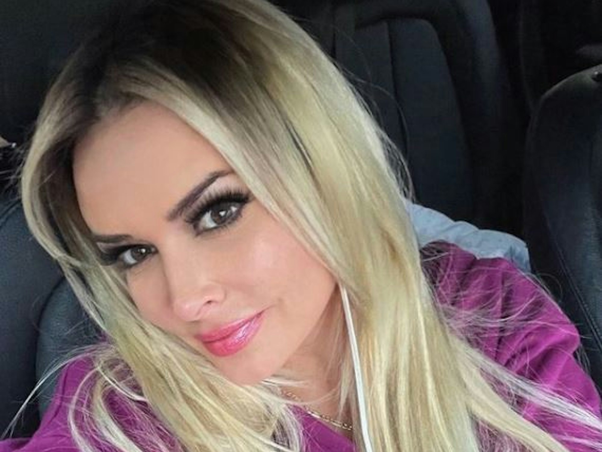 Daniela Katzenberger schaut auf Selfie aus dem Juli 2021 mit geneigtem Kopf in die Kamera