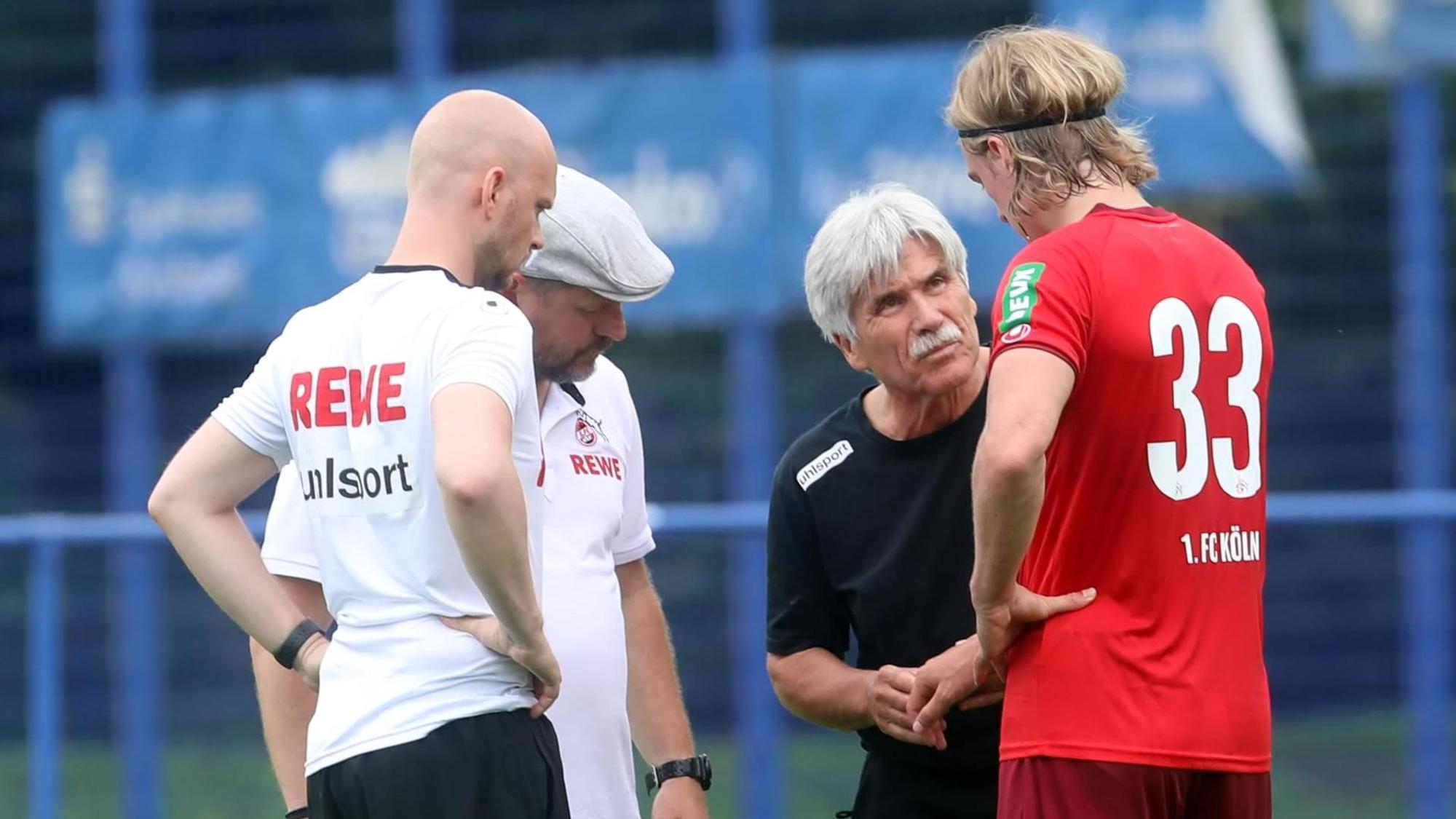 Sebastiaan Bornauw spricht mit den Betreuern des 1. FC Köln.