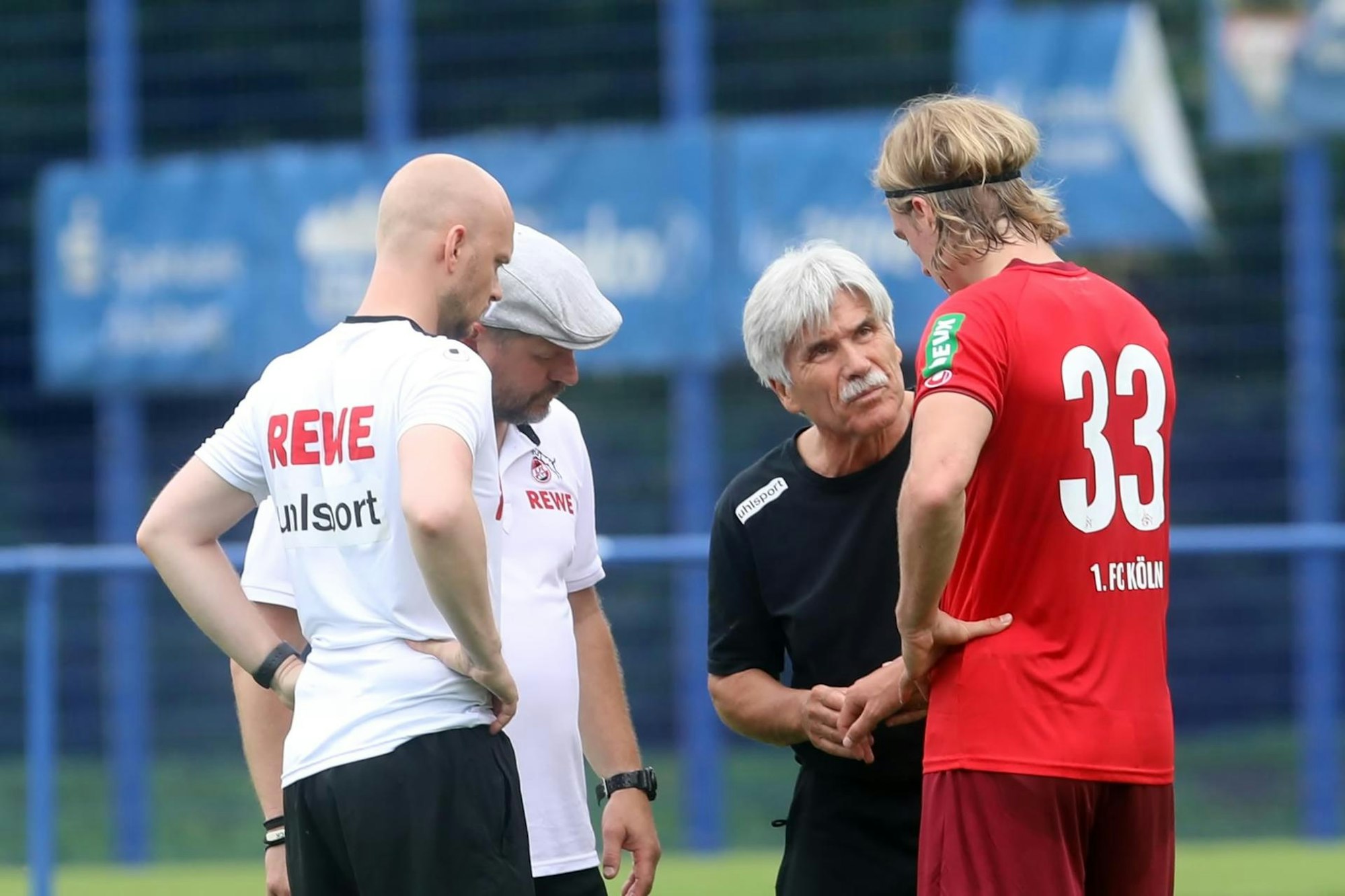 Sebastiaan Bornauw spricht mit den Betreuern des 1. FC Köln.