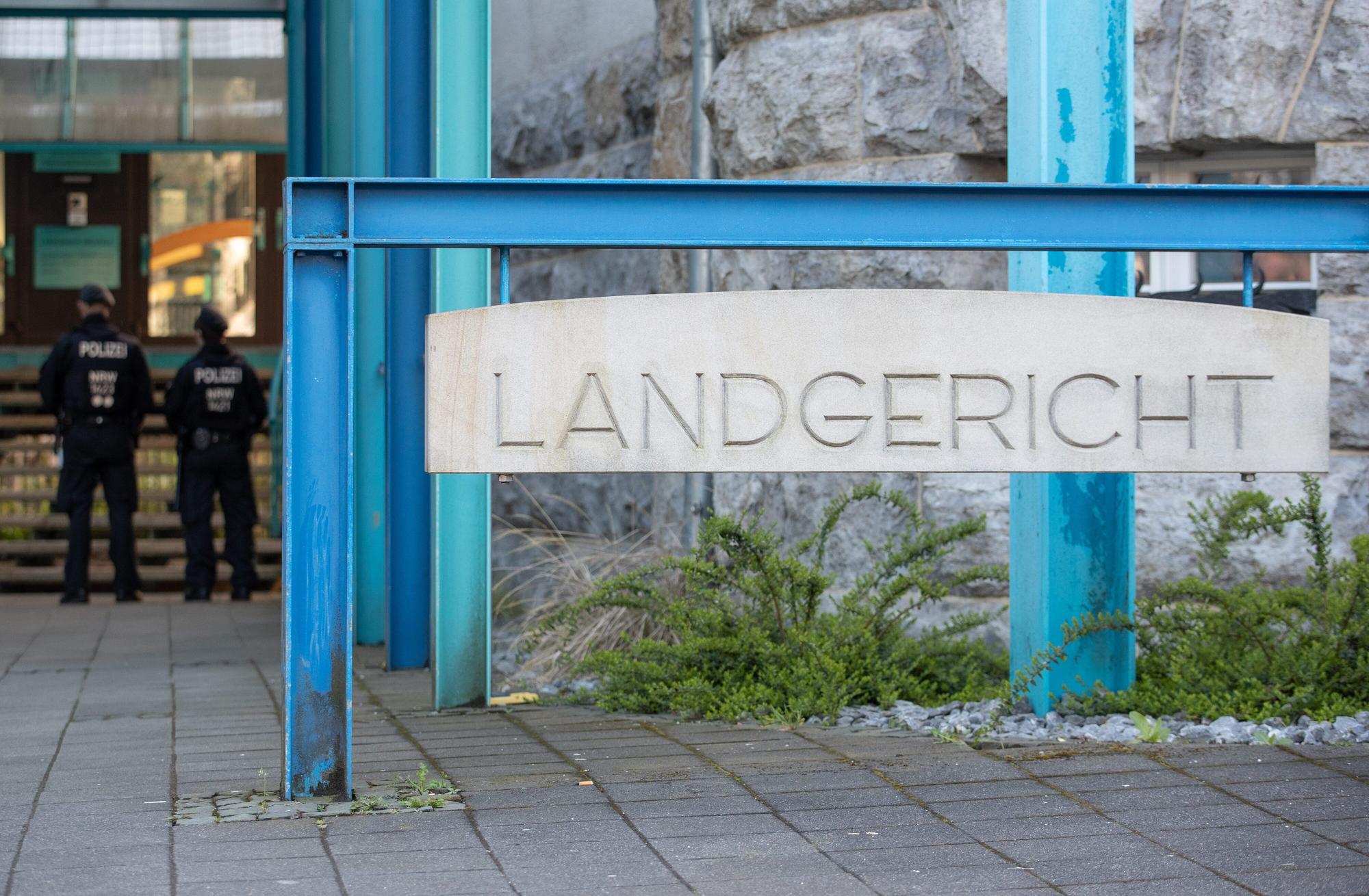 Blick auf das Landgericht-Schild in Bielefeld.
