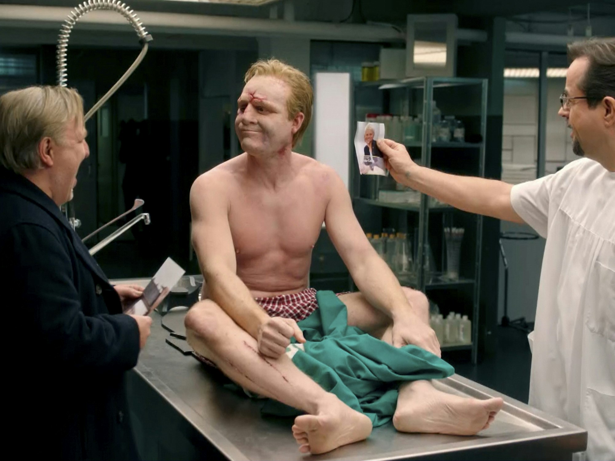 Guido Cantz 2020 als Leiche in einer Ausgabe von Verstehen Sie Spaß.