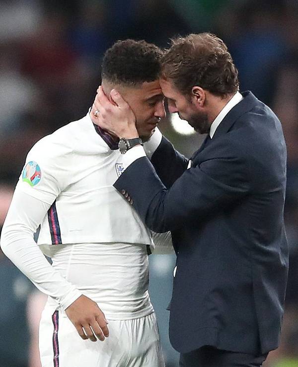 Englands Trainer Gareth Southgate tröstet Jadon Sancho nach der Niederlage im Elfmeterschießen