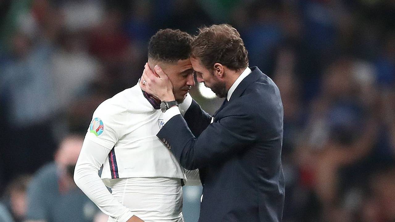 Englands Trainer Gareth Southgate tröstet Jadon Sancho nach der Niederlage im Elfmeterschießen