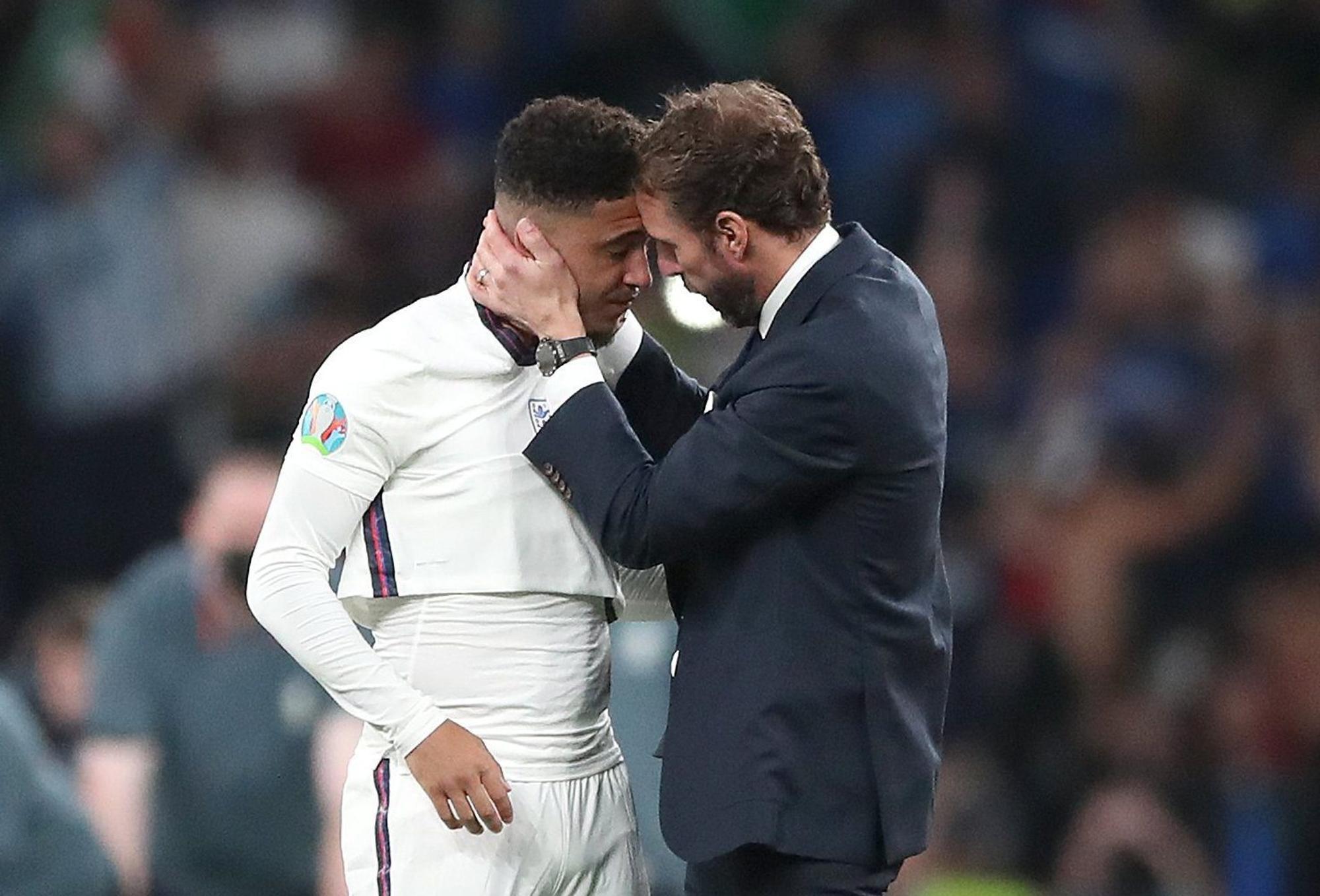 Englands Trainer Gareth Southgate tröstet Jadon Sancho nach der Niederlage im Elfmeterschießen